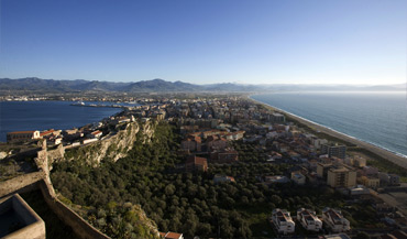Veduta dei due versanti di Milazzo, il porto a sinistra e Ponente a destra